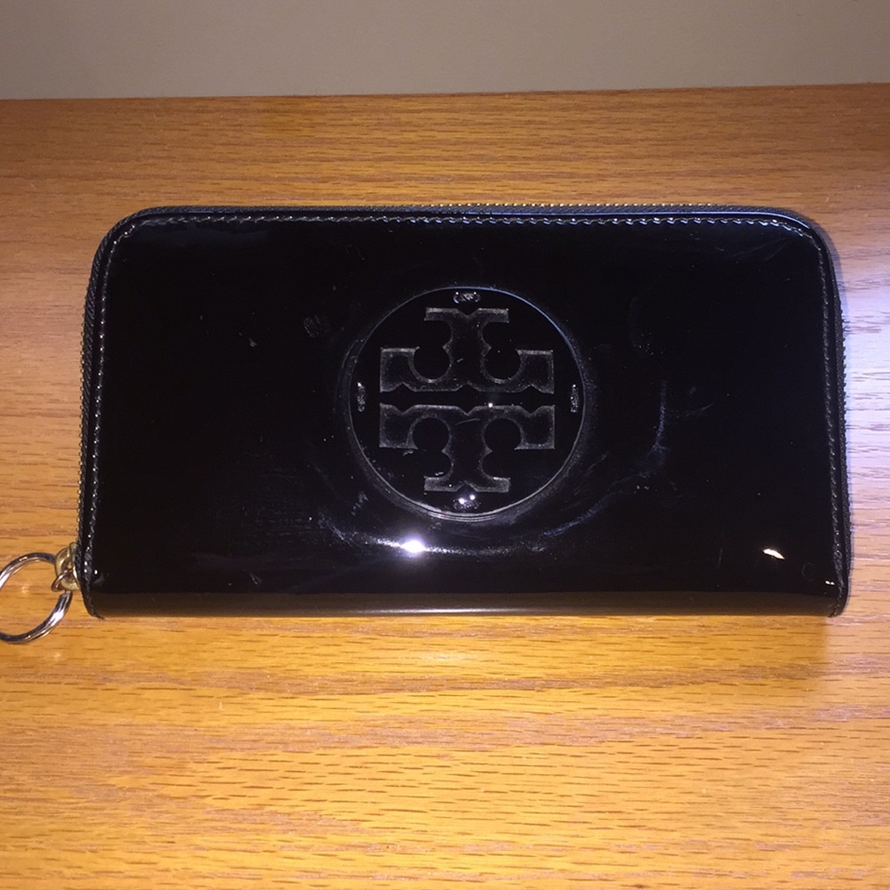 TORY BURCH WALLET PATENT CONTINENTAL LOGO